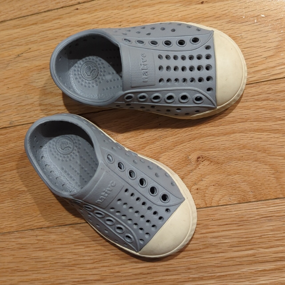 Native Jefferson Gray Water Shoes C4